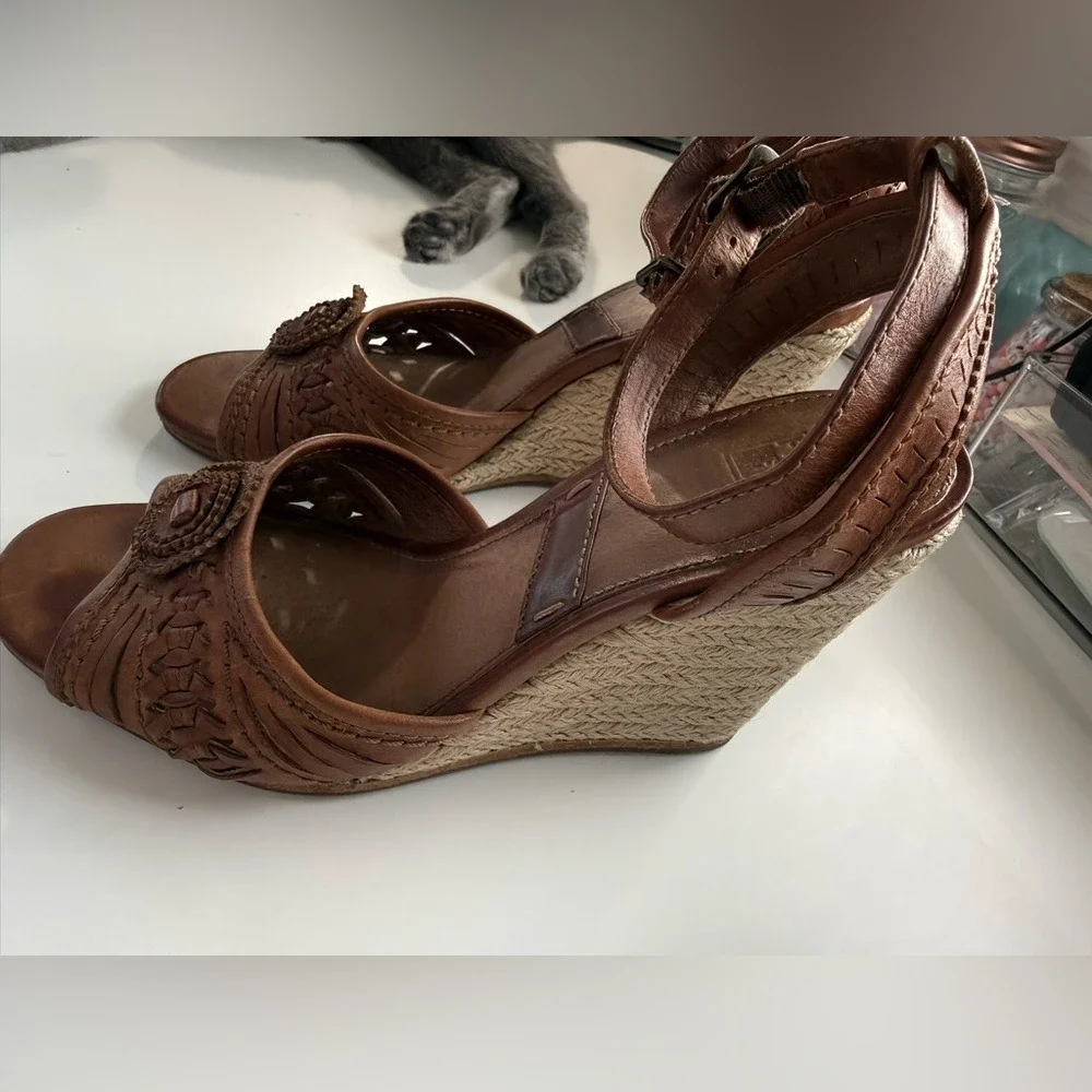 Frye Brown Leather Wedge Sandals Stacked Heel 3413854-BRN Size 7.5M‎